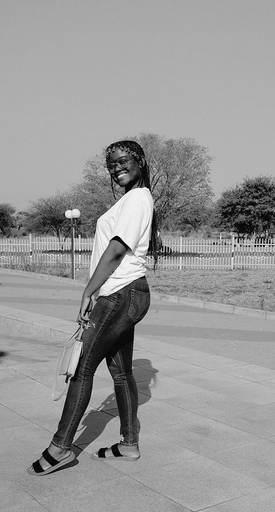 BossLadyAWI's tweet image. Quote this with a black and white photo.