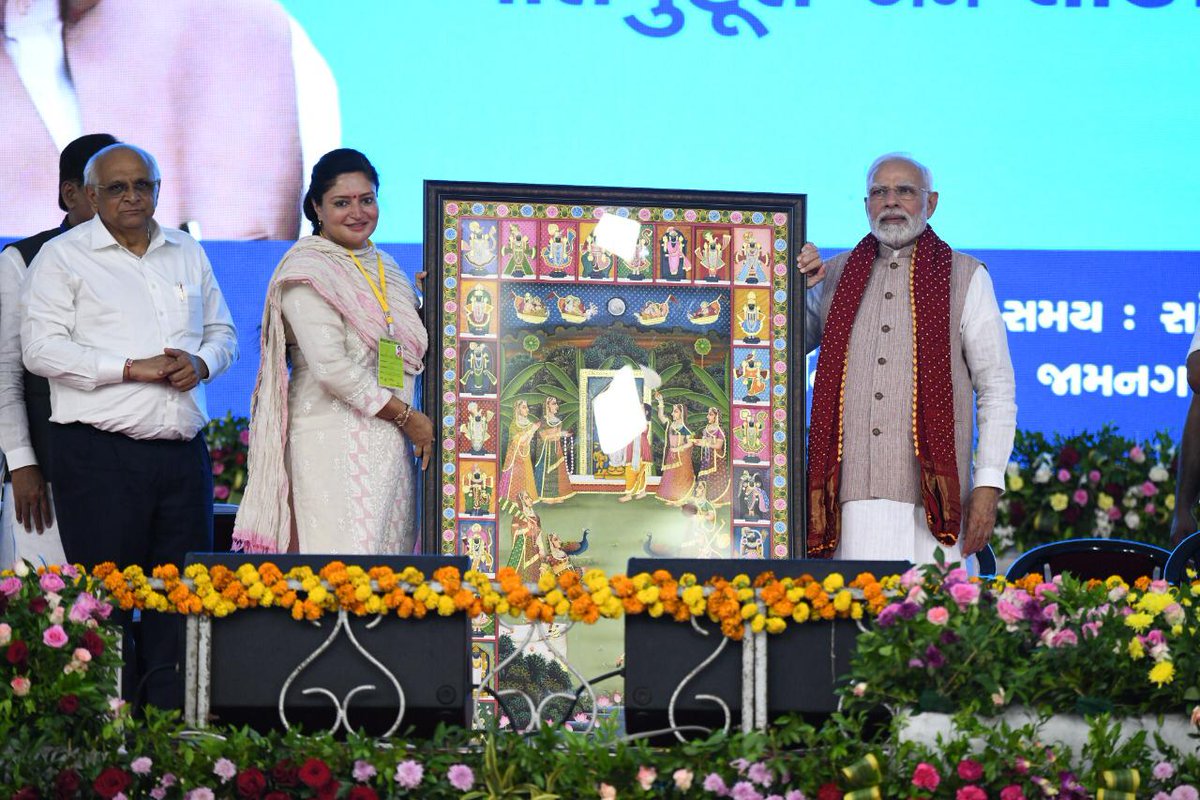 SureshNakhua's tweet photo. MP of Kashi @narendramodi ji and MP of Chhota Kashi @PoonambenMaadam ji

#PMModiInJamnagar 
#GJ10 https://t.co/S4ucf2R4zR