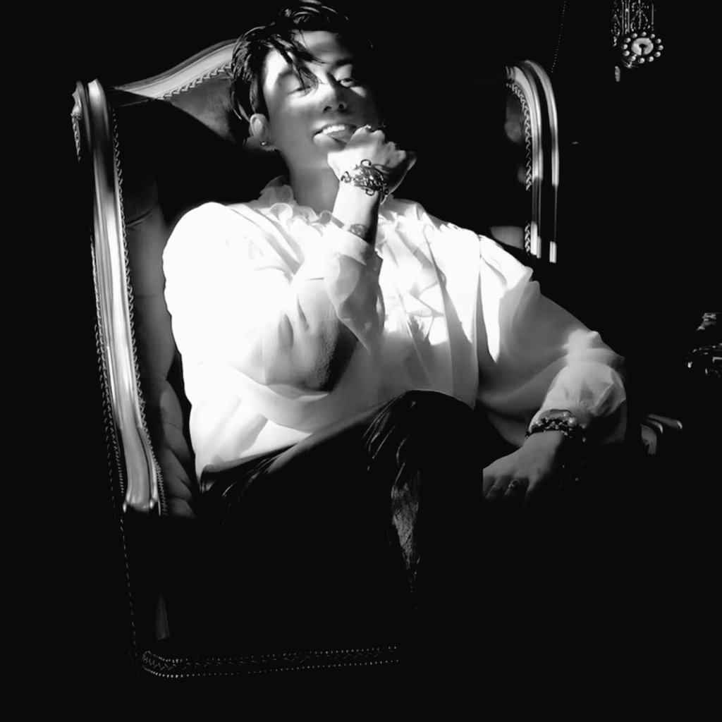 Forvkookie's tweet photo. This Taehyung                 this jungkook https://t.co/HsVvxPtEp5
