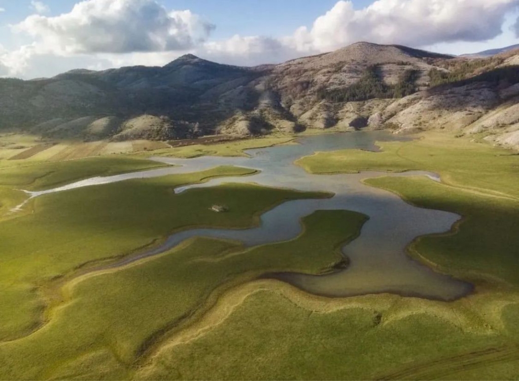 visit_lazio's tweet photo. L'altopiano di #Rascino è un altopiano carsico in provincia di #Rieti, all'interno del territorio del comune di #Fiamignano, tra i Monti del #Cicolano ai confini con l'Abruzzo

📸 Ig maurizio.casadei

 #VisitLazio #FaiUnSaltoNelLazio #LazioEternaScoperta #LazioIsMe https://t.co/j558OBayJ3