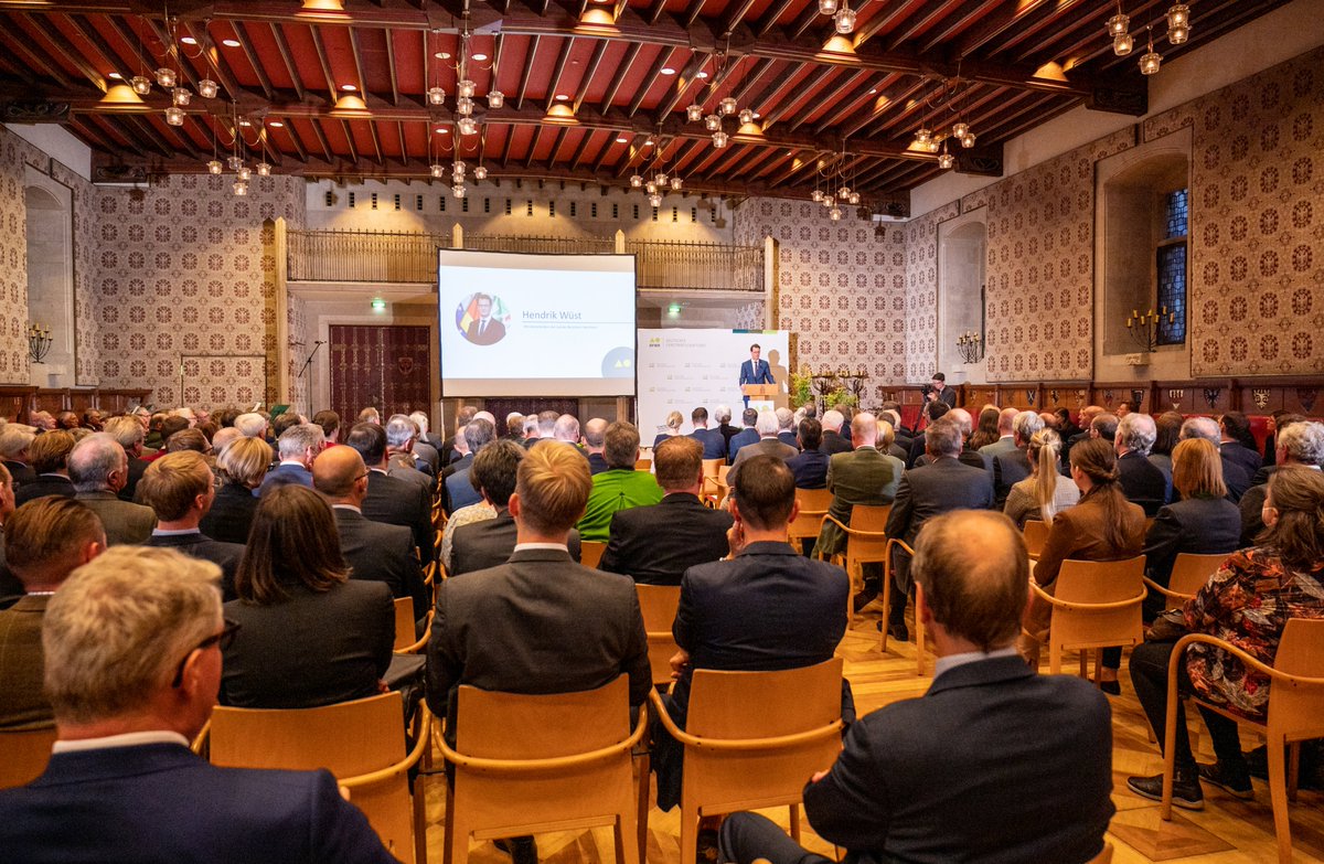 Ministerpräsident <a href="/HendrikWuest/">Hendrik Wüst</a> hat auf der <a href="/DeDFWR/">Deutscher Forstwirtschaftsrat (DFWR)</a>-Jahrestagung die Bedeutung der Wälder für #Klimaschutz &amp; #Artenschutz betont. Die Wiederaufforstung sei eine gewaltige Aufgabe. Aber, so der MP: „In der Krise des Waldes liegt die Chance, klimaangepasste Wälder aufzubauen."