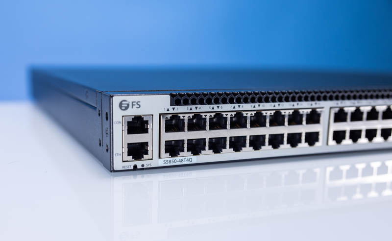ServeTheHome's tweet photo. In Rohit's FS S5850-48T4Q review, we see how this 48-port 10Gbase-T and 40GbE switch performs and some of the interesting features it has inside https://t.co/3wwHwvduUi @FSCOM_official https://t.co/JwDgyPqXx1