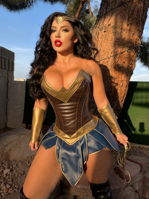 1 pic. Wonder Woman wants you 💫 #WonderWoman #theamandanicole #dccomics #cosplayergirl https://t.co/