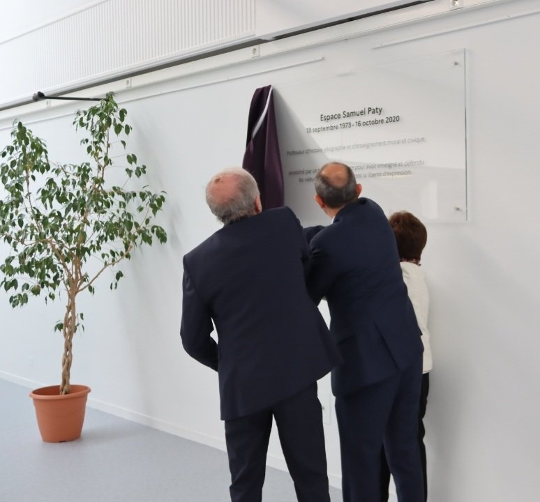 BenmiloudKarim's tweet photo. 🇨🇵 Sur le site Amboise de l'académie de Clermont-Ferrand, nous inaugurions ce matin un Espace Samuel Paty, à la veille du 2e anniversaire de son assassinat, en présence de ses parents.
Son nom est devenu, pour toujours, le symbole de la défense des Valeurs de la République. https://t.co/NBJl2CisGP