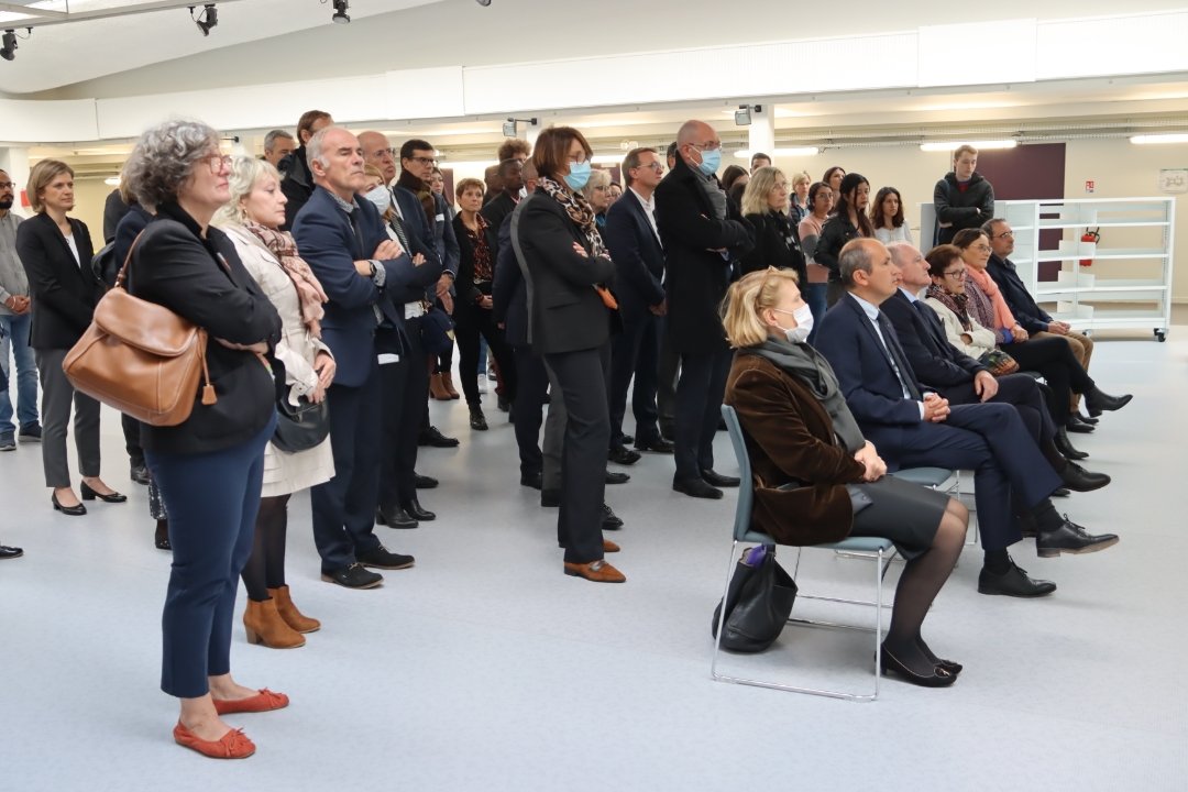 BenmiloudKarim's tweet photo. 🇨🇵 Sur le site Amboise de l'académie de Clermont-Ferrand, nous inaugurions ce matin un Espace Samuel Paty, à la veille du 2e anniversaire de son assassinat, en présence de ses parents.
Son nom est devenu, pour toujours, le symbole de la défense des Valeurs de la République. https://t.co/NBJl2CisGP
