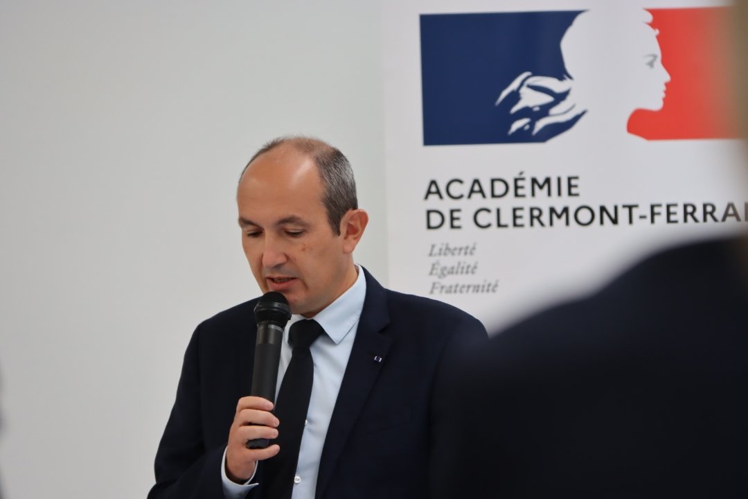 BenmiloudKarim's tweet photo. 🇨🇵 Sur le site Amboise de l'académie de Clermont-Ferrand, nous inaugurions ce matin un Espace Samuel Paty, à la veille du 2e anniversaire de son assassinat, en présence de ses parents.
Son nom est devenu, pour toujours, le symbole de la défense des Valeurs de la République. https://t.co/NBJl2CisGP