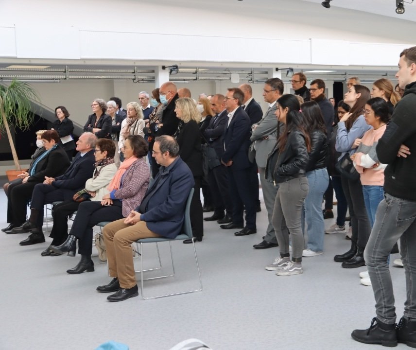 BenmiloudKarim's tweet photo. 🇨🇵 Sur le site Amboise de l'académie de Clermont-Ferrand, nous inaugurions ce matin un Espace Samuel Paty, à la veille du 2e anniversaire de son assassinat, en présence de ses parents.
Son nom est devenu, pour toujours, le symbole de la défense des Valeurs de la République. https://t.co/NBJl2CisGP