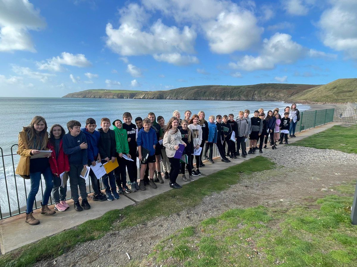CymraegBotwnnog's tweet photo. Taith Adnabod Bro Bl.7 2022. 106 o bobl ifanc Llŷn yn crwydro eu cynefin ar ddiwrnod Hydrefol braf. Aberdaron-Morfa Nefyn-Penyberth-@plasglyn Cwmni @john_dilwyn yn ddiweddglo perffaith i’r diwrnod. https://t.co/urxREOVbJH