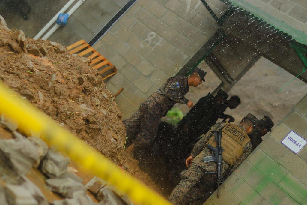 NoticieroSLV's tweet photo. Las labores de rescate continúan en el sector. Los diferentes equipos de primera respuesta siguen trabajando para apoyar a la población salvadoreña, ante cualquier emergencia. https://t.co/EeoWCMWGza