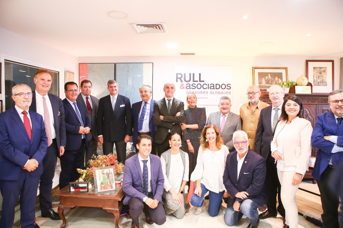 Gracias a <a href="/AnaAnapena10/">Ana de La Peña</a> y a  <a href="/RullyAsociados/">RullyAsociados</a> por su invitación al #CafeconRull. Interesante foro de debate que hoy ha contado con la participación del Alcalde de Sevilla.