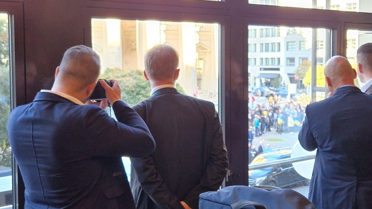 100 people protested against Orban infront of the Hilton Berlin today where the Hungarian PM met with German entrepreneurs.

Here you see someone who claims to be the "official photographer of the Hungarian Prime Minister" taking close-ups of the demonstrators.