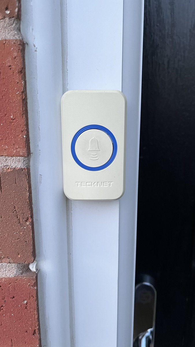 DirtySecretz's tweet photo. Hi @YodelOnline

Not sure if you’ve seen one of these before. It’s called a doorbell. You press it and it lets someone know you’re at the front door so they can come greet you. https://t.co/xezY3O0upl