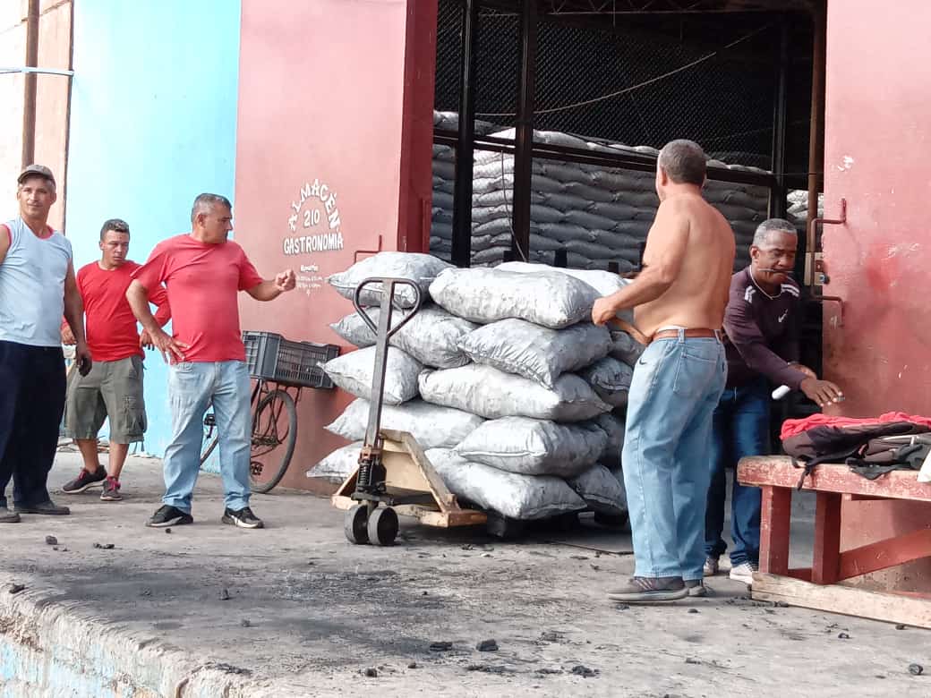 En Pinar, con el objetivo de promocionar alternativas para la cocción de alimentos, se distribuye carbón para la venta en bodegas y puntos seleccionados. 
#FuerzaPinar #ComercioCuba
<a href="/PresidenciaCuba/">Presidencia Cuba 🇨🇺</a> <a href="/MMarreroCruz/">Manuel Marrero Cruz</a> <a href="/JorgeLuisTapiaF/">Jorge Luis Tapia Fonseca</a>