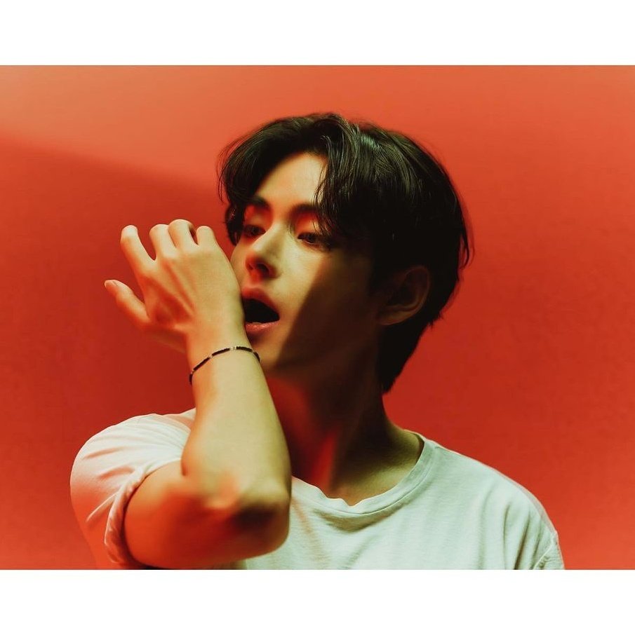 Parkchim2006's tweet photo. Looking 🔥 Kim Taehyung 😳#kimtaehyung #thv #v #weloveyoutaehyung #btstae #BTSKPOP #vbts https://t.co/KgG4GCOjgn