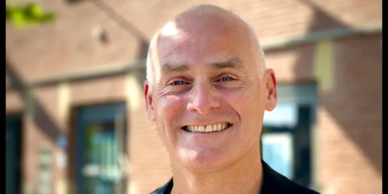 Boeken_Lezen's tweet image. Voorzitter RvB Willem van den Broek vertrekt bij BplusC. Lees het hier: bit.ly/3VftJpu

#RvB #BplusC #bibliotheek #boekenlezen #Leiden #WillemVanDenBroek