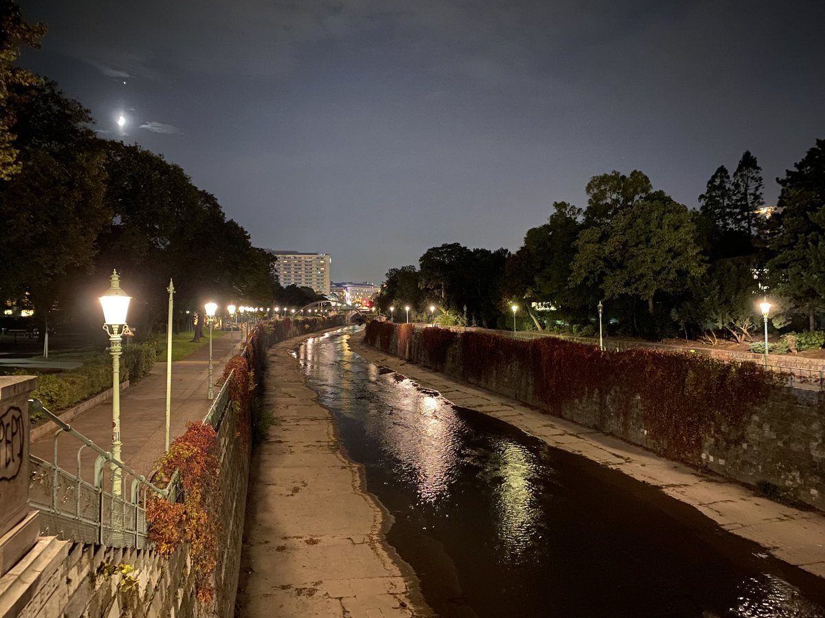 BenSostenuto's tweet photo. Good evening  from Vienna ✨ 🎶 
A quiet night in Stadtpark in the 3rd district. Have a great night! #OldVienna #ThirdDistrict #Stadtpark #AutumnInVienna #Wienfluss #VPO https://t.co/kaio8cZI27