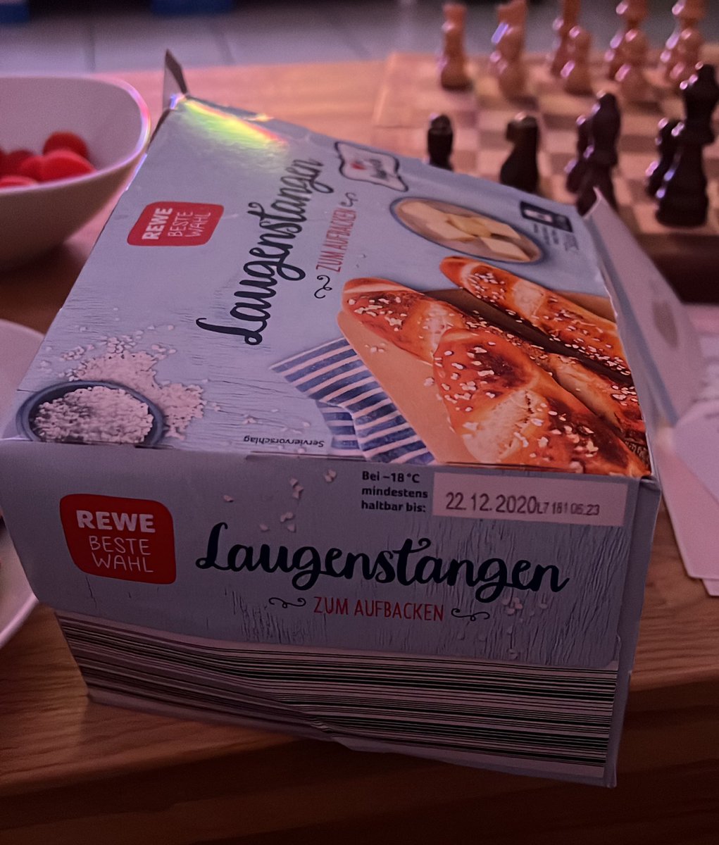 Gerade DURCH DEN GESCHMACK erkannt dass <a href="/REWE_Supermarkt/">REWE</a> beim Lieferservice anscheinend auch gerne Sachen verkauft die FAST 2 JAHRE ABGELAUFEN waren. Ich bin echt schockiert. Wie zur Hölle kann sowas knapp 2 Jahre abgelaufen sein, das Ding wurde gefühlt im Mund lebendig WTF!?