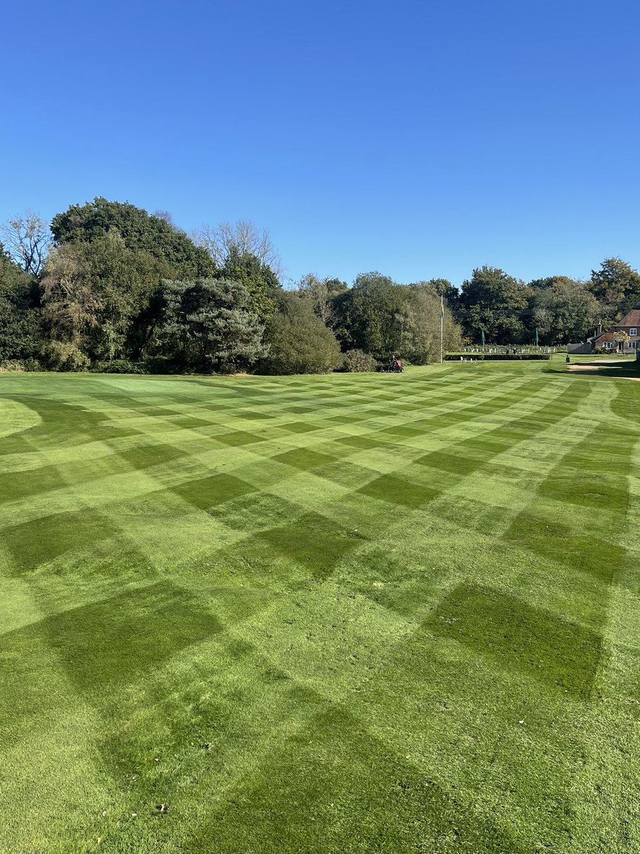 Ryalin95's tweet photo. You just can’t beat a double cut. Favourite part of the course to cut 👌🏻
#greenkeeper #greenkeeping #turfmatters #sportsturf #golf #golfclub https://t.co/nbjYS6L6qu