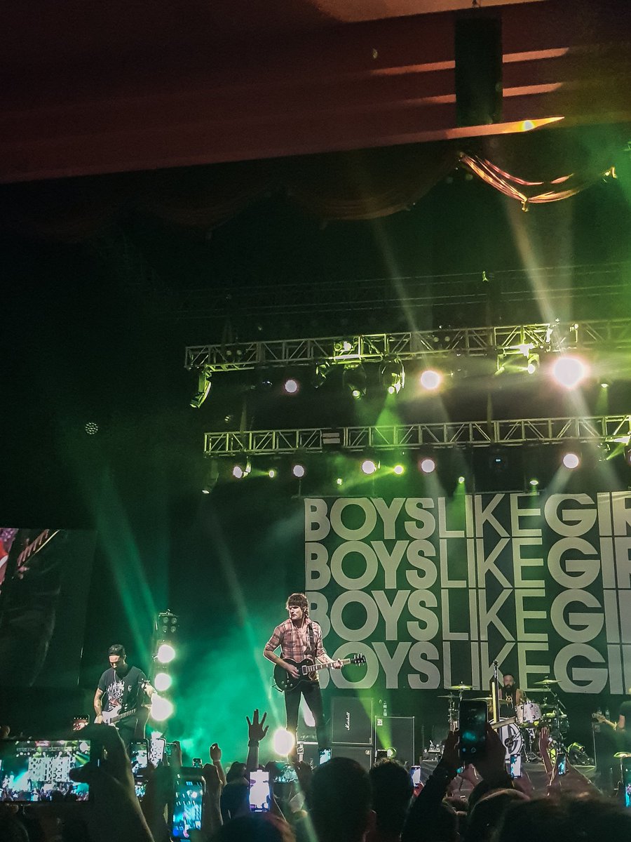 dearcookiejar's tweet image. feels like Im 15 again burning CDs, watching anime, with the biggest crush on a guy who plays guitar and likes my bestfriend 😝 

#BoysLikeGirlsManila #BLGManila #ThrowbackDoneRight @PlaybackFest