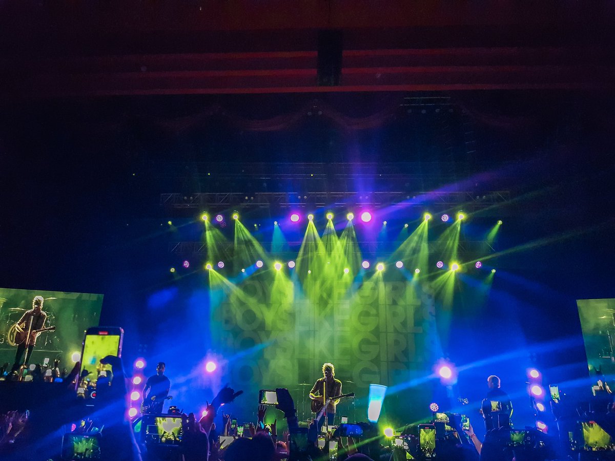 dearcookiejar's tweet image. feels like Im 15 again burning CDs, watching anime, with the biggest crush on a guy who plays guitar and likes my bestfriend 😝 

#BoysLikeGirlsManila #BLGManila #ThrowbackDoneRight @PlaybackFest