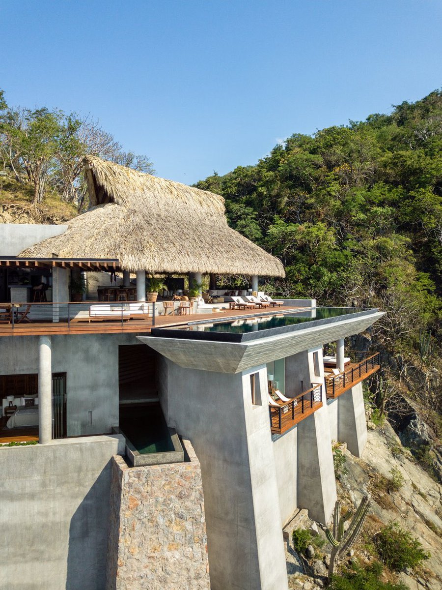 NATALIALABEL's tweet photo. The architectural details of this tropical brutalist modern villa in Mexico is crème de la CRÈME. https://t.co/xcwSe9RmVj