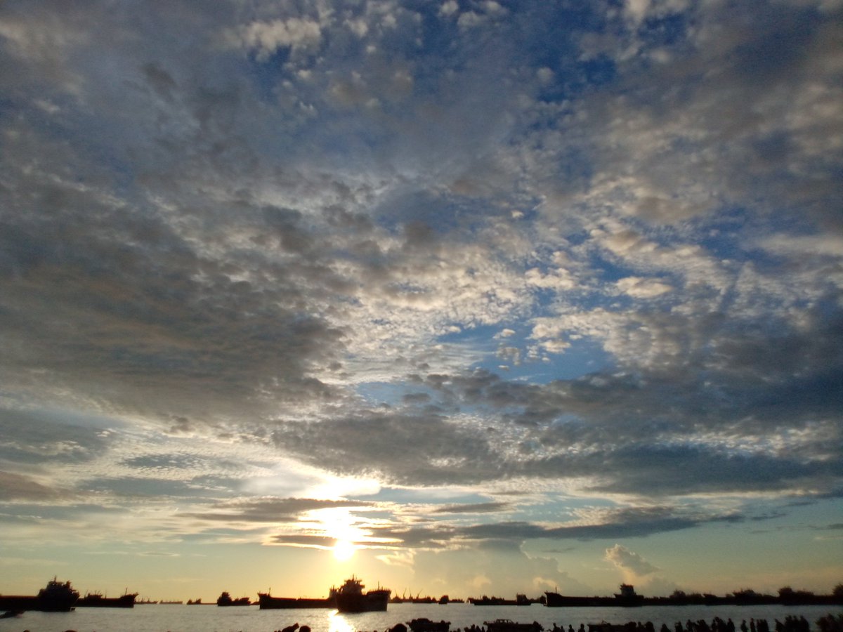Iclickforfun1's tweet photo. Beautiful nature 
#bluesky #beachvibes #NaturePhotograpy #Cloud #photography https://t.co/JD0oy0PPwW