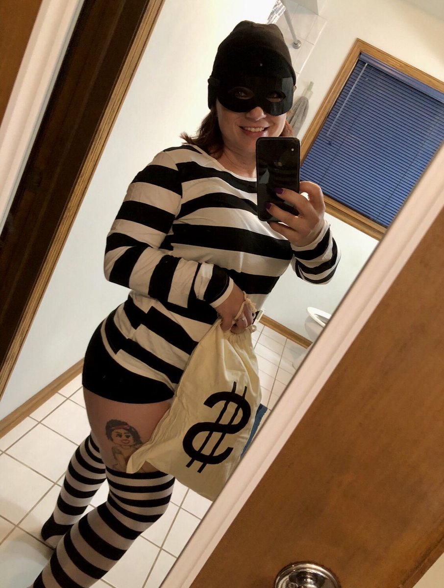 Simtrisha00's tweet photo. This was my first costume of the year! Different one tonight 🫣 #simtrisha https://t.co/nbQXVtvJJl