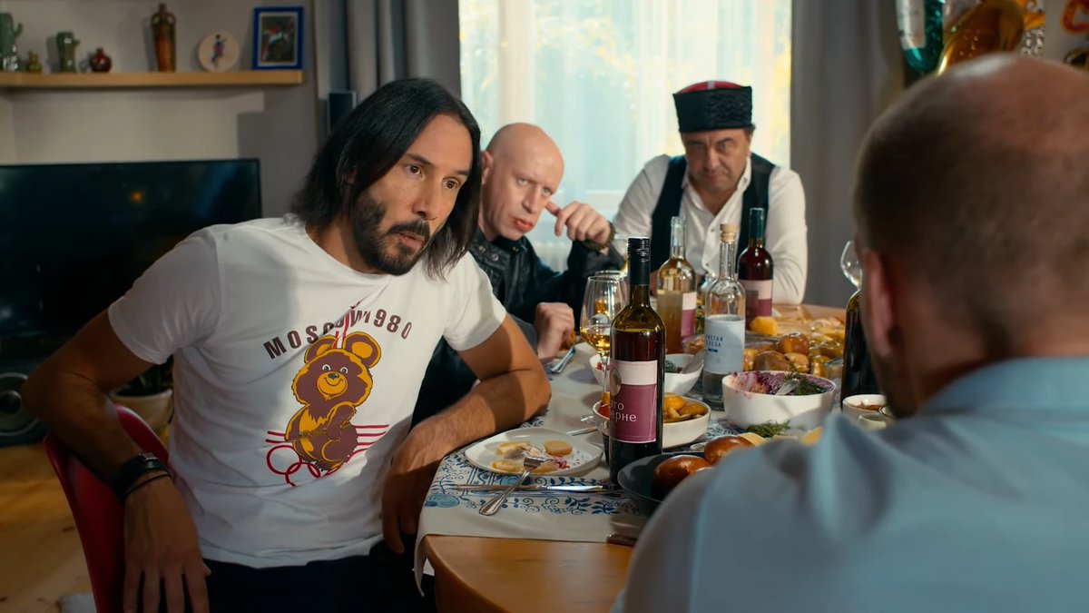 playdtf's tweet photo. В России сняли первый в мире дипфейк-сериал — «ПМЖейсон».

По его сюжету, Джейсон Стэйтем остался жить в русской деревне, и теперь жарит шашлыки с Киану Ривзом и покупает «Жигули» вместе с Марго Робби

https://t.co/puSLK3wwbk https://t.co/2acaLY5V24