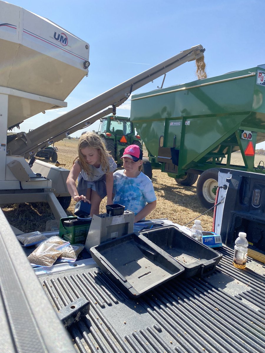 SantoChad's tweet photo. Happy thanksgiving to all, Great day to learn about our products #plotday @PioneerSeedsCA https://t.co/bq6EXhWP5g