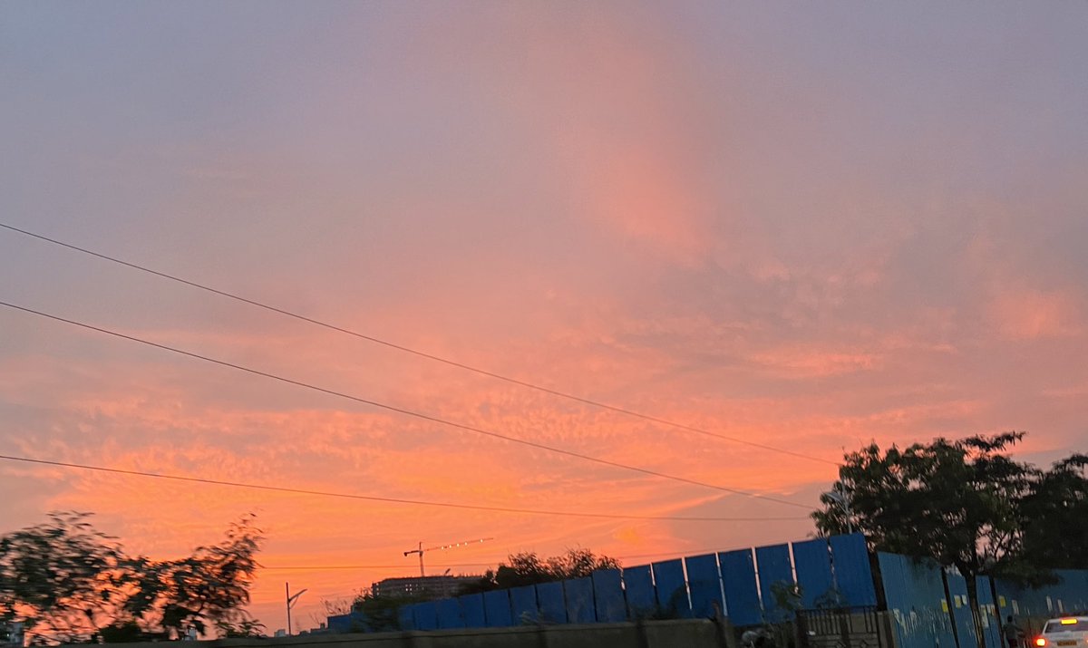 Romanticising m̴y̴ ̴i̴P̴h̴o̴n̴e̴ ̴ pink sky🪂