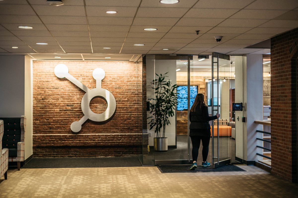 plusplus's tweet image. “People don’t leave jobs, they leave managers.” In today's competitive talent landscape, companies have to be more mindful of how their managers are playing a critical role that goes beyond just hiring. Read about how @HubSpot is taking on this challenge. 2pl.us/dmx