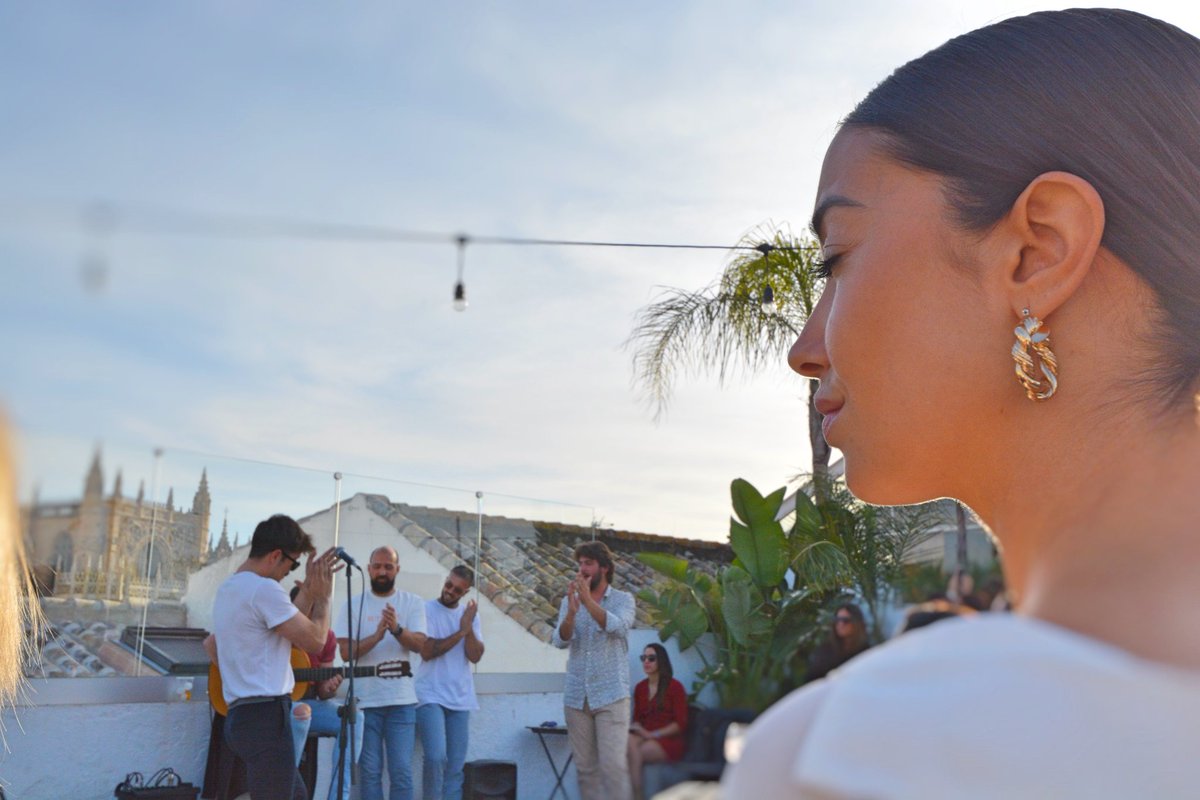 Sentir¹ Verbo transitivo.
Percibir una sensación proveniente de un estímulo externo o del propio cuerpo.
"sintió placer en #puravidaterraza"