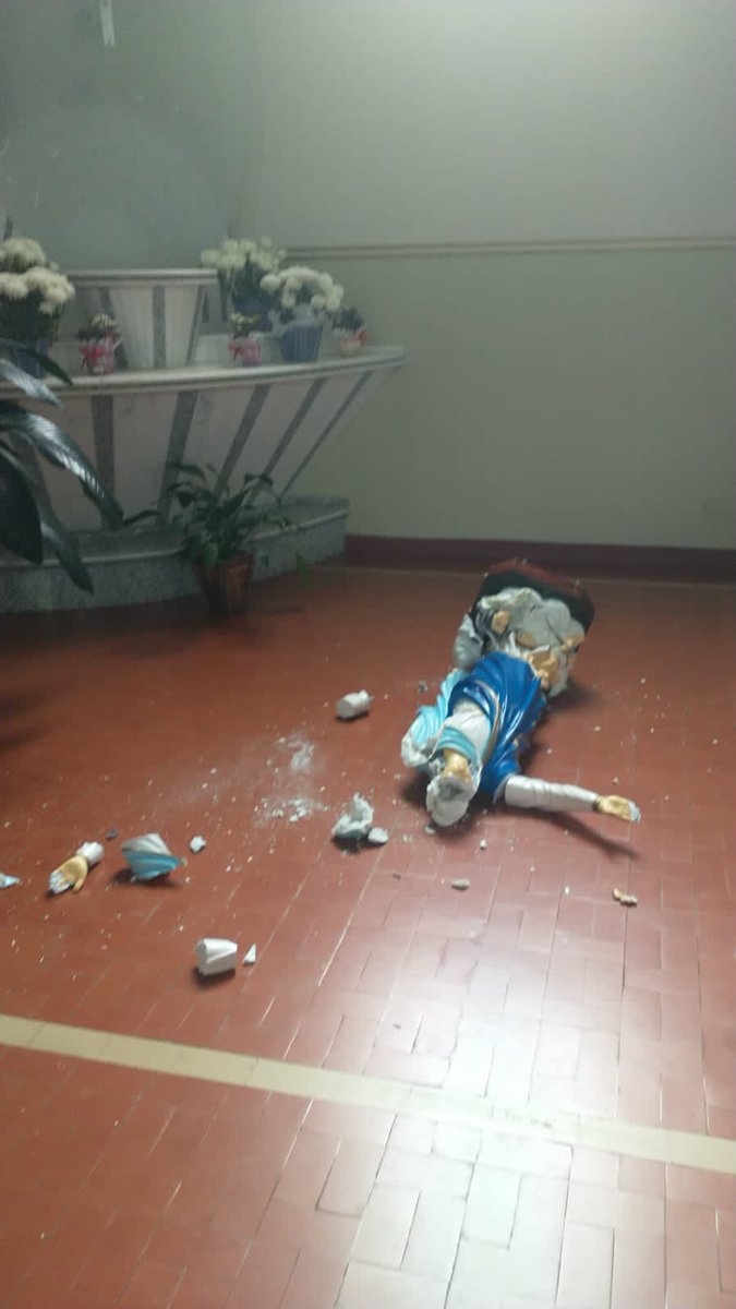 CristianMors1's tweet photo. Gostaria de compartilhar o que acabou de acontecer na igreja matriz de São Mateus do Sul - PR. Depredação das imagens sacras algumas centenárias.
@GFiuza_Oficial @CarlosBolsonaro @ratinho_jr @jairbolsonaro @anapaulahenkel @augustosnunes https://t.co/3Ux89bxjcE