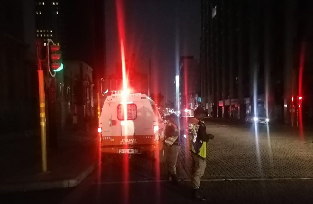 JoburgMPD's tweet photo. 22 &amp; 44 points roadside checks conducted simultaneously throughout the City by #JMPD Operations officers.

In our ur efforts to ensure that the city is safe for all who live, visit &amp; work in the @CityofJoburgZA

#BuyaMthetho bringing lawlessness to it's knees.
#SaferJoburg https://t.co/7h7fL3gfZb