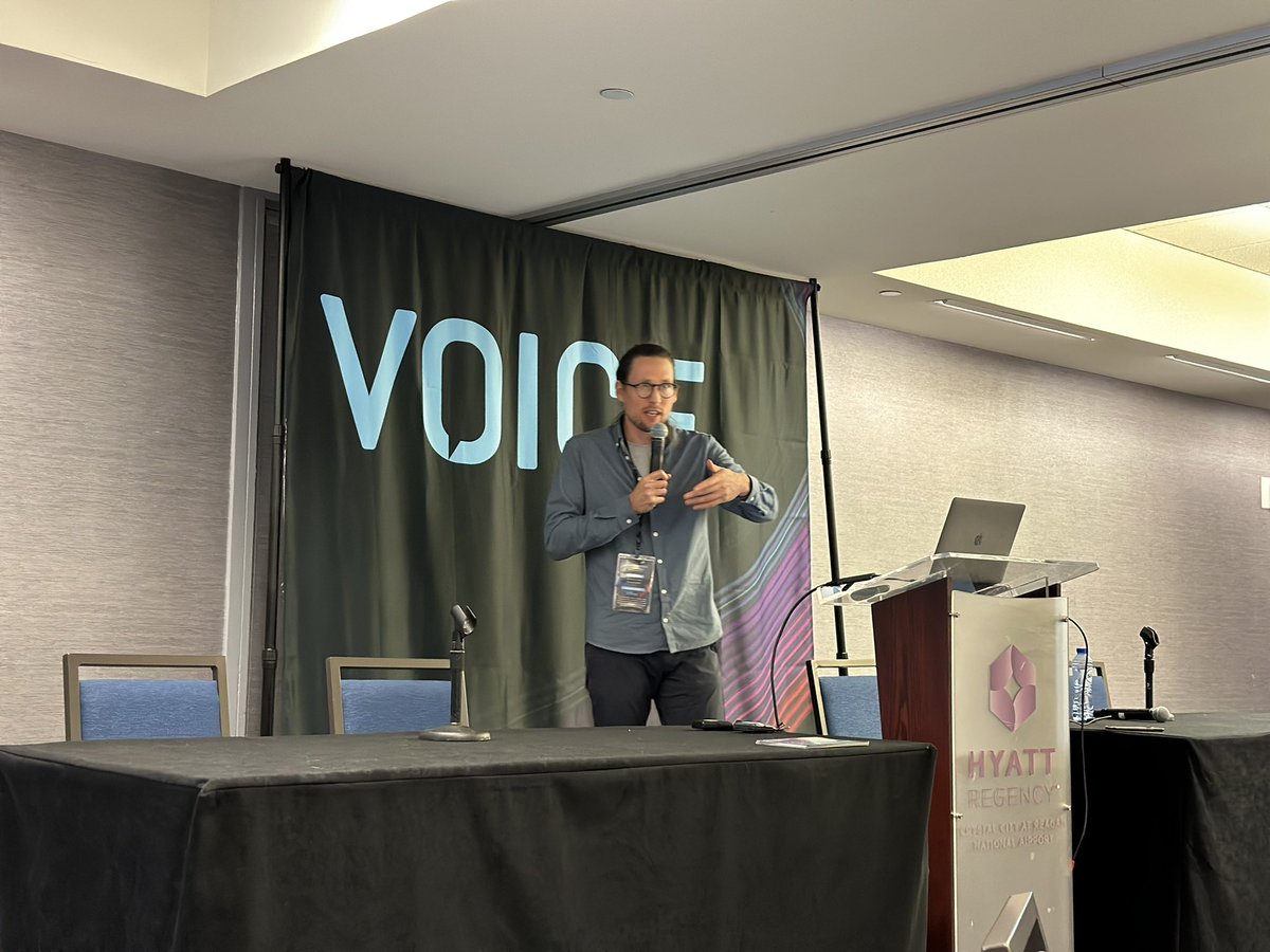 „Algorithms need parents“ 
<a href="/hvdam/">Hans van Dam 🤸‍♂️</a> kicking it off at #VOICE22