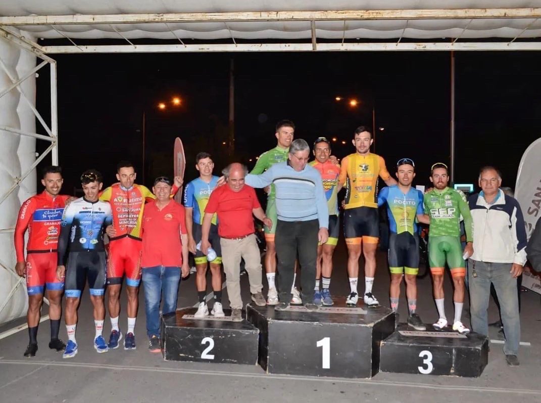 PomadaRoberto's tweet photo. 2da fecha de la temporada🚴🏼‍♂️ y llegó la tan ansiada victoria para el equipo @muni_pocito 💙 además 4to y 5to en el sprint⚡️
Felicidades compañeros💪🏼 gran grupo humano🤜🏼🤛🏼
Gracias familia, amigos, equipo, colaboradores y auxiliares!
Continuamos @trainergusmilla por el buen camino🙌🏼 https://t.co/4KrOW2ZyCa