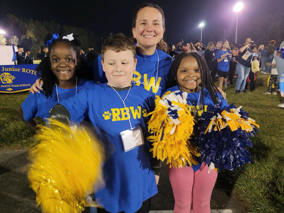 RBWTinyTigers's tweet image. A few of our Tiny Tigers had so much fun at the @OscarSmithHigh homecoming game Friday night!