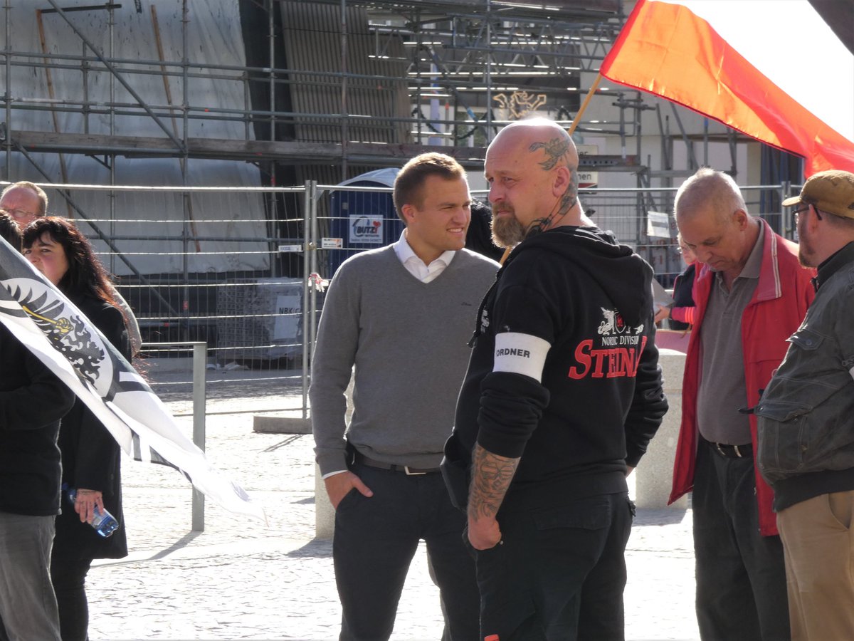 SWAProtest's tweet photo. 13/ #AZ0810
Schwarzbach Prototyp Mansplainer.
Gegenlicht auf Glatze.
Worch tiefenenstpannt. https://t.co/aZdL0JHHOi
