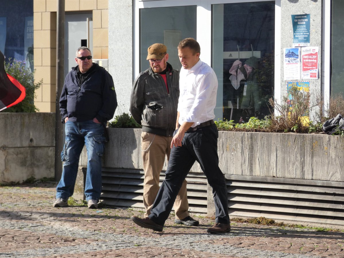 SWAProtest's tweet photo. 14/ #AZ0810
Lennart Schwarzbach hatte am Mikro nichts zu sagen.
Offenbar wusste er aber Dinge über die in Alzey verlegten Pflastersteine^^ https://t.co/uZsaQCuH0G
