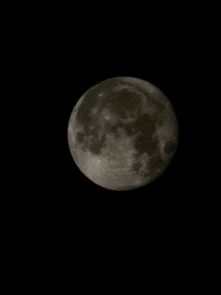 _Lukyra's tweet photo. The cameras on cell phones are honestly impressive. 📷 
#Moon #Samsung https://t.co/0XNbAb5pDX