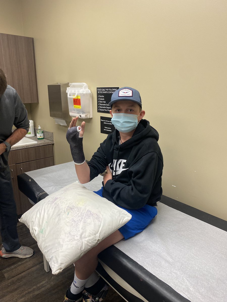 ORR4OU's tweet photo. My mini me learning things the hard way!
However, he received wise words from the doc: "The wall will always win!"
I blame Lincoln Riley!! JK #oufan #oufootball #brokenhand https://t.co/Vs3E9KJ0fW