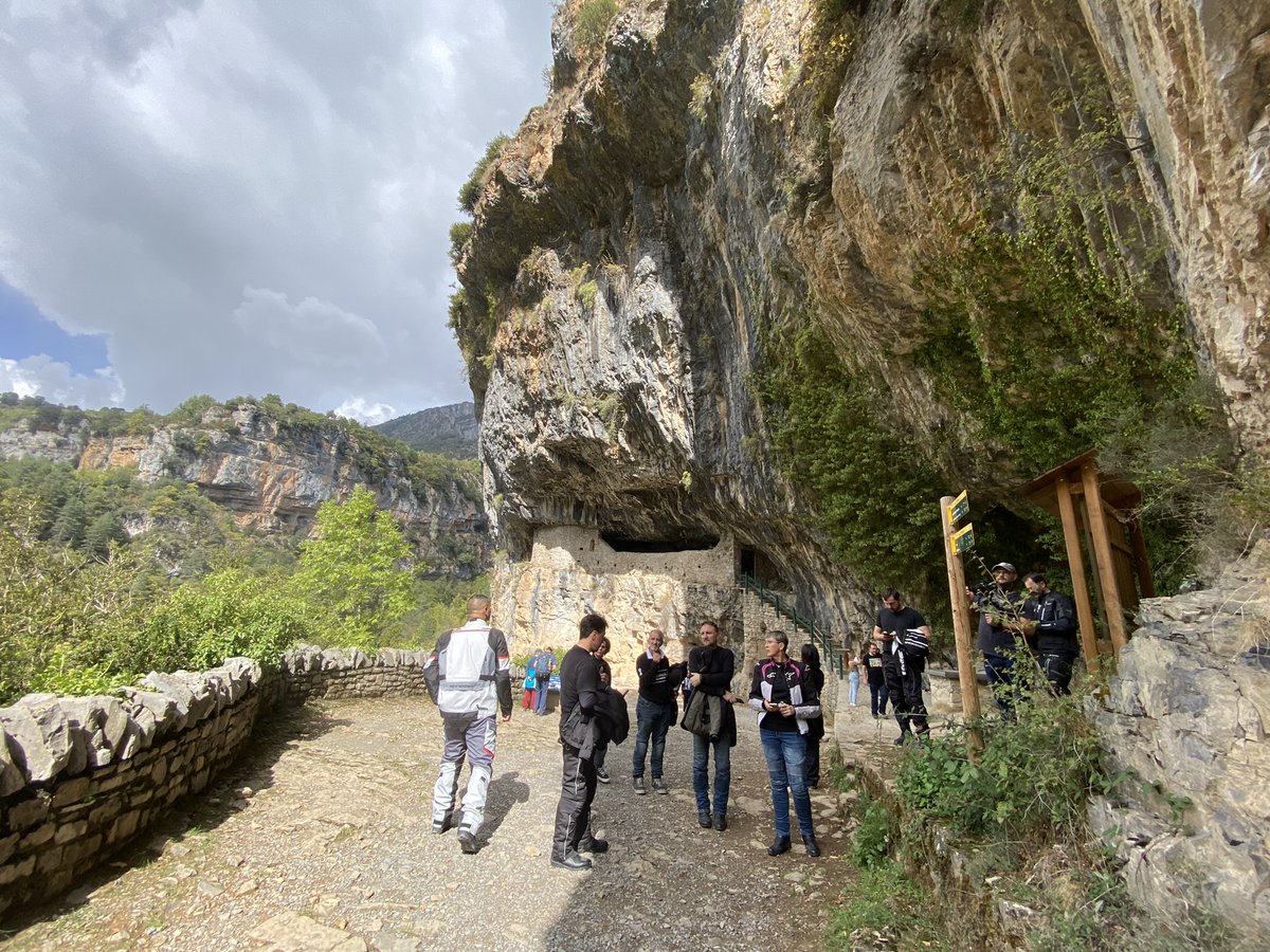 SuzukiMotoES's tweet photo. ⛰🏍 ¡Cómo hemos disfrutado descubriendo #Huesca en la ruta #TheSecretRider! El líder @MrHicks46 guio a los participantes de VStrom On Road por espectaculares cañones, montañas y carreteras 🙌. 

#suzukivstrom @huescalamagia @ruralkaonroad @tuhuesca #motoviajeros @fernando_blasco https://t.co/RuGlvaifVh