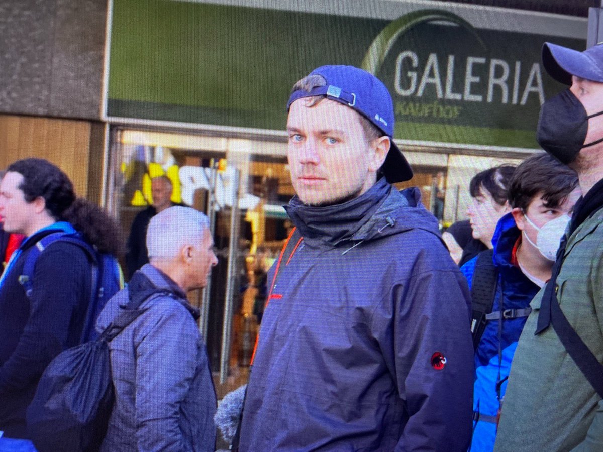 NDS_JN's tweet photo. Hier sehen wir den linksextremen Moritz "Simimimiman" (@M000X) aus #Niedersachsen - ausnahmsweise mal nicht am weinen.💧
Seine Spezialität ist es, politisch Andersdenkende im Portrait zu fotografieren und zur weiteren Diffamierung ins Netz zu stellen.🔍 #H0810 #Eschede https://t.co/vM33iKs2RX