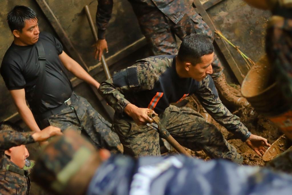 ESA_Noticias's tweet photo. Ministro de la Defensa @merino_monroy ayuda a rescatar cuerpos de soldados fallecidos tras caerles una pared encima en Comasagua, La Libertad.

#TormentaTropicalJulia #ElSalvador https://t.co/1C3cfgwbaT