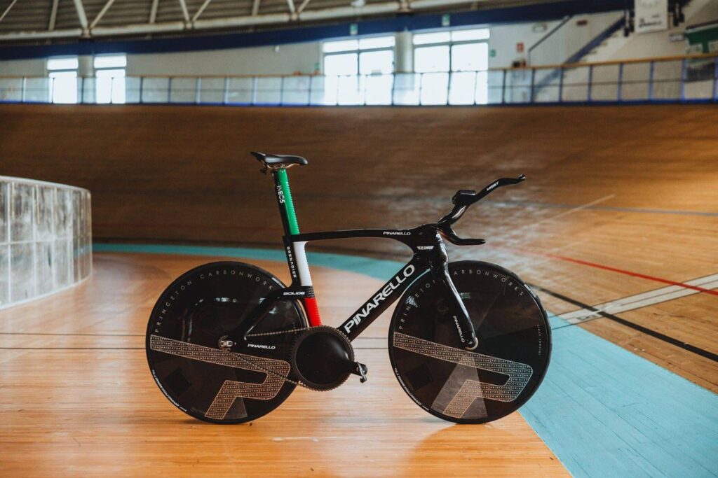 "Filippo Ganna's Hour Record Pinarello will be available to buy, it's not a prototype." 🤗

"It costs 75.000 euros". 🥴