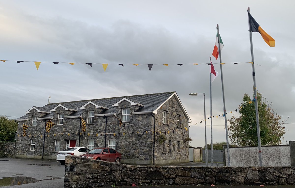 CeoHardiman's tweet photo. The flags, bunting &amp; signs up in Killimor for hurling team in the county club final next Sat against neighbouring Eyrecourt, best of luck lads ⁦@TribesGAAGalway⁩ ⁦@GalwayGaillimh⁩ ⁦@Killimor150⁩ ⁦@KillimorGaa⁩ https://t.co/No8cjpAkdU