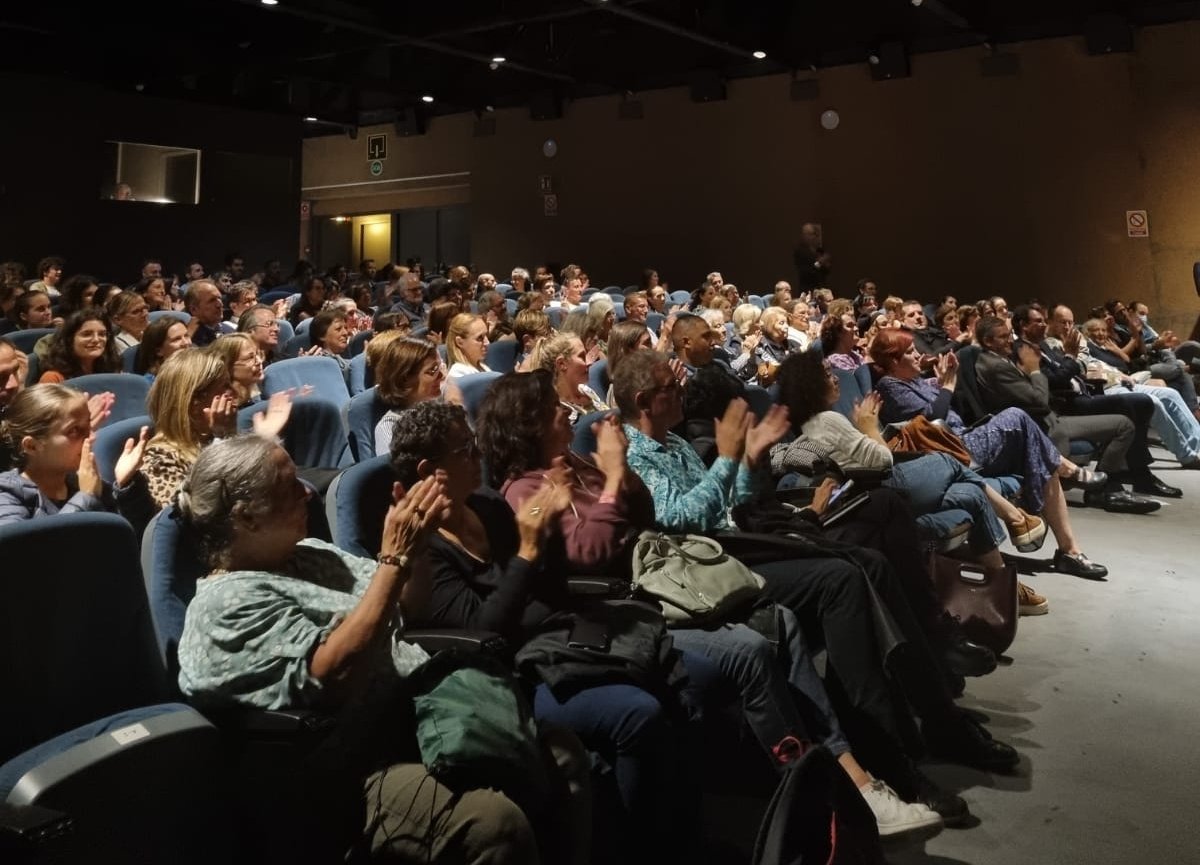 Public nombreux pour Olivia Ruiz, présente à @ifBarcelone ce soir et @ifmadrid demain dans le cadre de la présentation du livre "La commode aux tiroirs de couleurs" dont l’édition espagnole sort ce mois-ci grâce à @duomo_ed. 
Une saga familiale et féminine, entre la 🇫🇷 et l’🇪🇸.