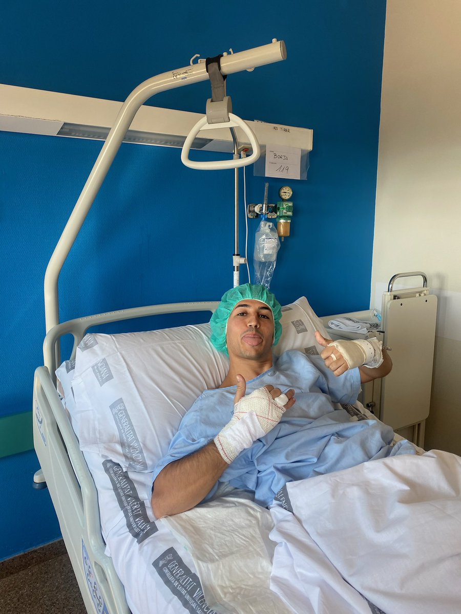 BorjaGonzalezRo's tweet photo. 16 días desde que me corte los tendones de 2 dedos, 15 desde la operación. Hoy me han quitado los puntos☺️ queda menos para que esta cabra montesa vuelva hacer todo lo que le gusta. https://t.co/2CpUj62S9D