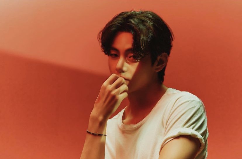 PopBase's tweet photo. Taehyung stuns in new photos. https://t.co/acTQIxm2Mq