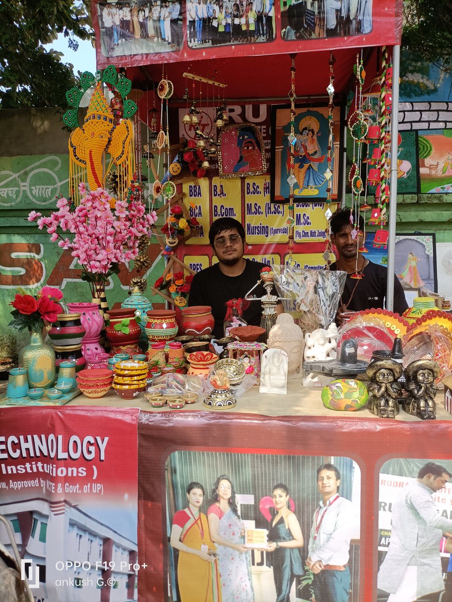 RudraFine's tweet photo. RUDRA INSTITUTE OF TECHNOLOGY MAWANA
FINE ARTS DEPARTMENT  students set up a stall in Mawana with old waste materials and decorated pottery. In which the people of the village were sold at a very cheap price.

@PMOIndia @narendramodi @myogiadityanath @rashtrapatibhvn https://t.co/qiVpQul6Ps